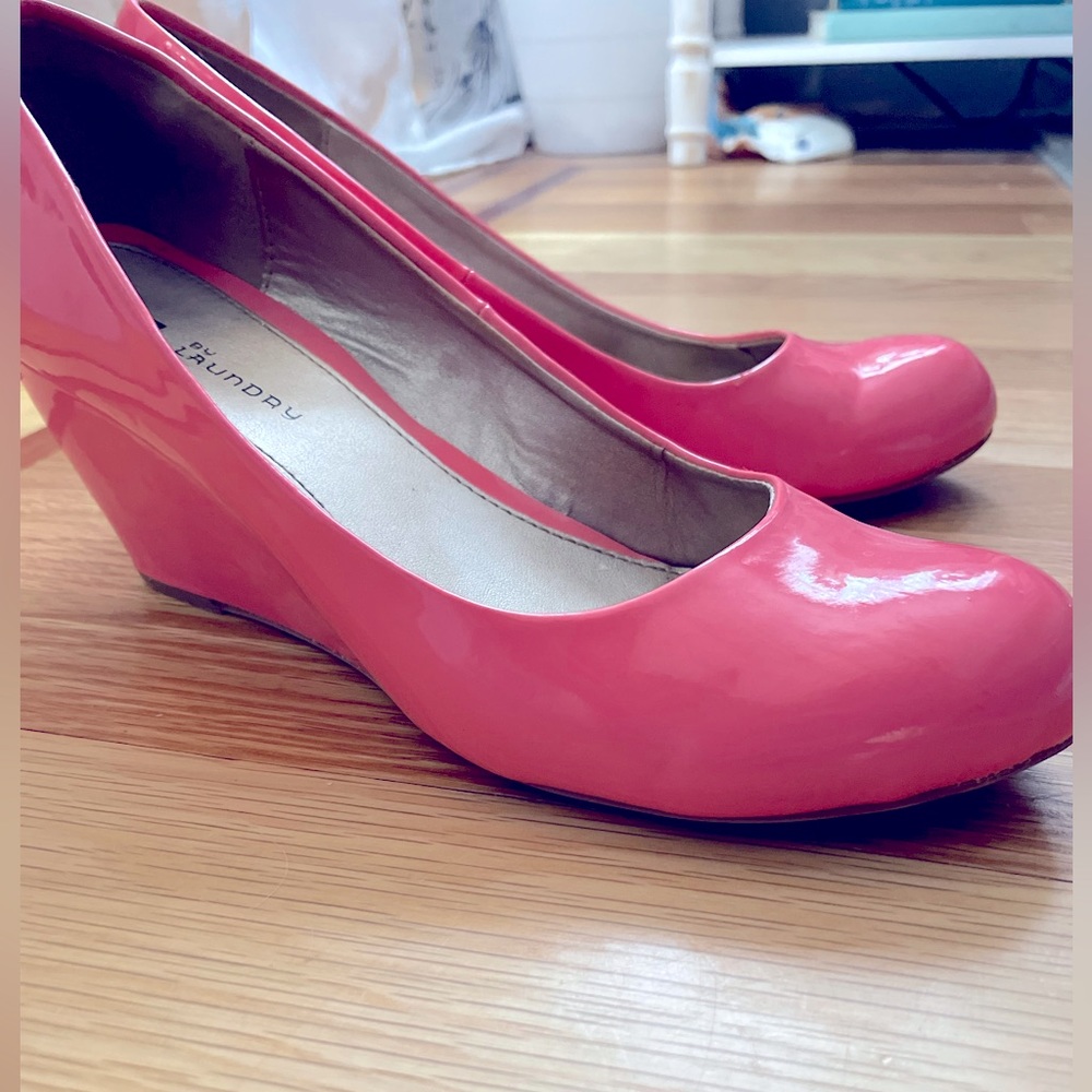 ✨CHINESE LAUNDRY✨ coral pink wedge pumps